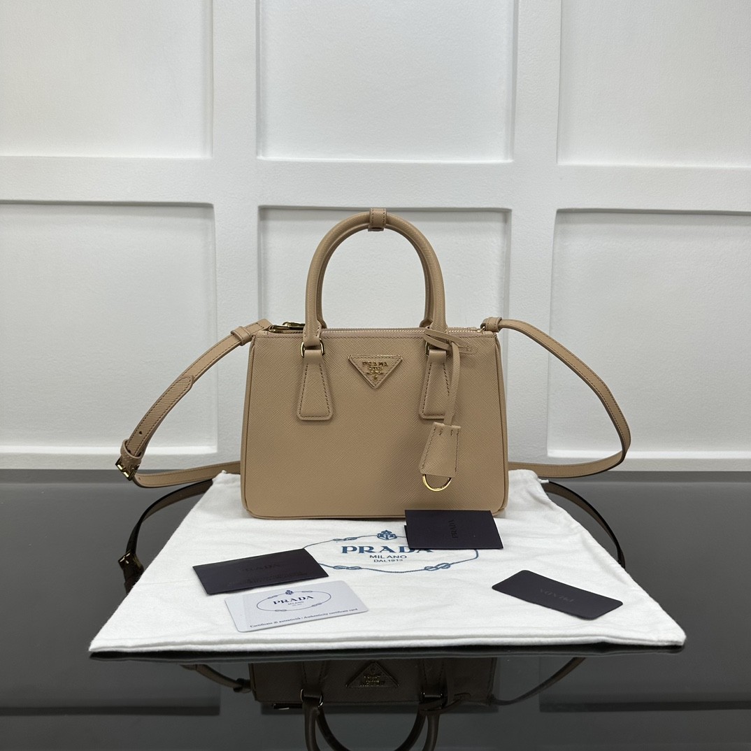 【PRADA】Galleria Small Saffiano 手提包｜奶茶米 × 金扣 × 雙層拉鍊