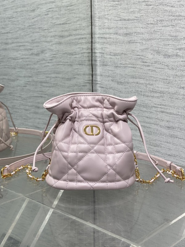 【DIOR】粉色柔光水桶包｜藤格紋縫線 × 金鍊肩帶 × 抽繩設計