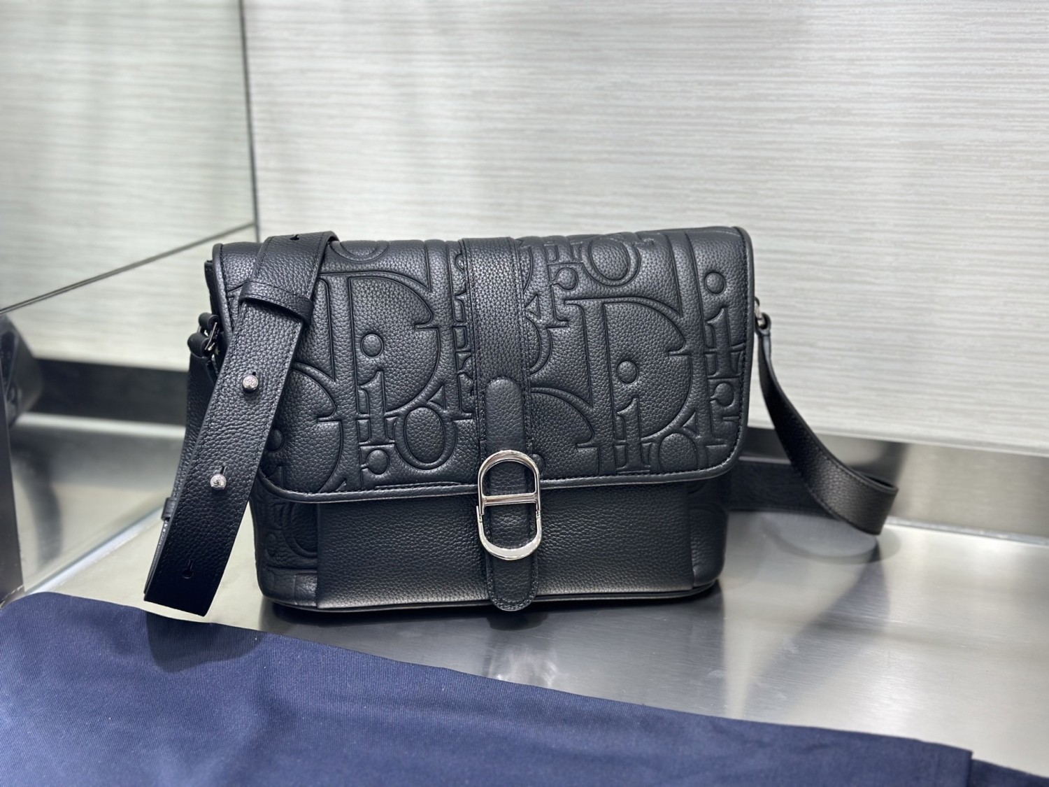 【DIOR】黑色壓紋郵差包｜立體字母皮革 × 銀扣細節 × 寬版肩背帶