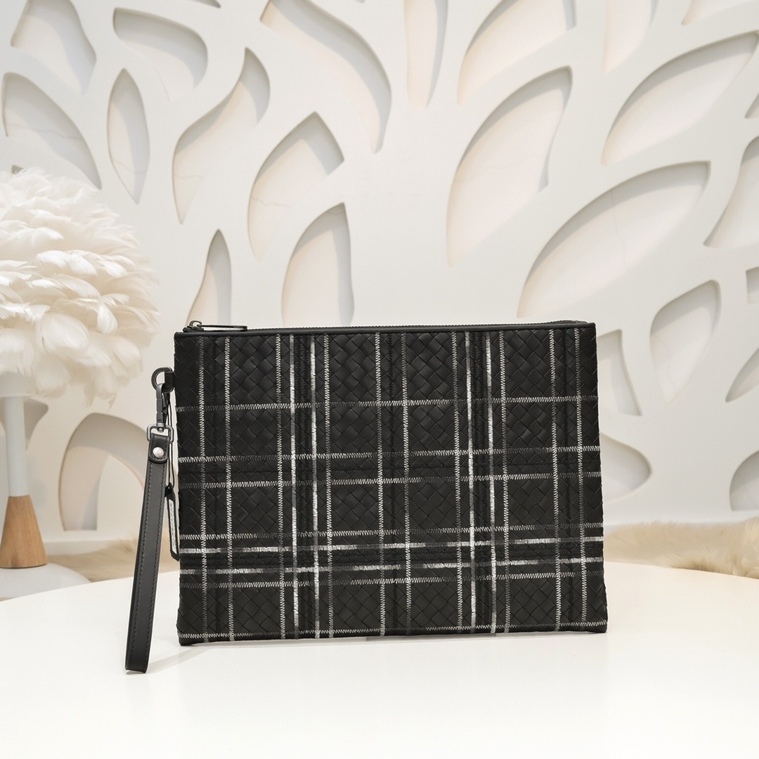 【BOTTEGA VENETA 寶緹嘉】Intrecciato 格紋編織手拿包｜黑灰線條 × 義大利手工編織 × 商務休閒兼備