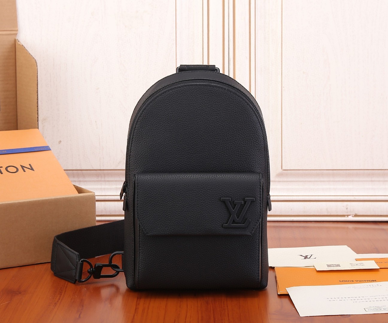 【LOUIS VUITTON 路易威登】Discovery Sling Bag 斜背胸包｜全黑壓紋皮革 × LV浮雕標誌 × 都會簡約風