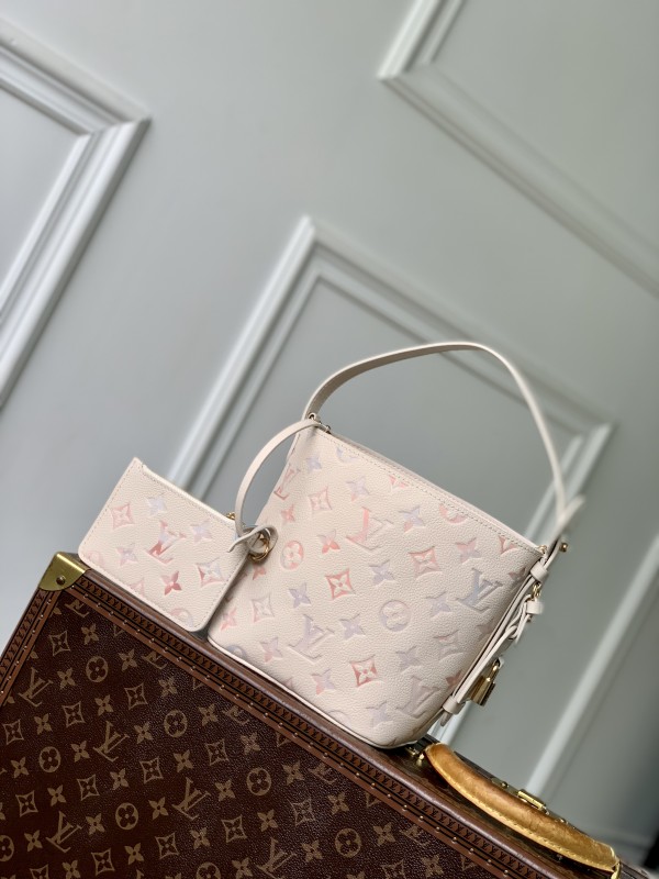 【LOUIS VUITTON】Neonoe BB Pastel Cream 手袋｜夢幻粉彩 Monogram 壓紋 × 皮革水桶包 × 可斜背肩背
