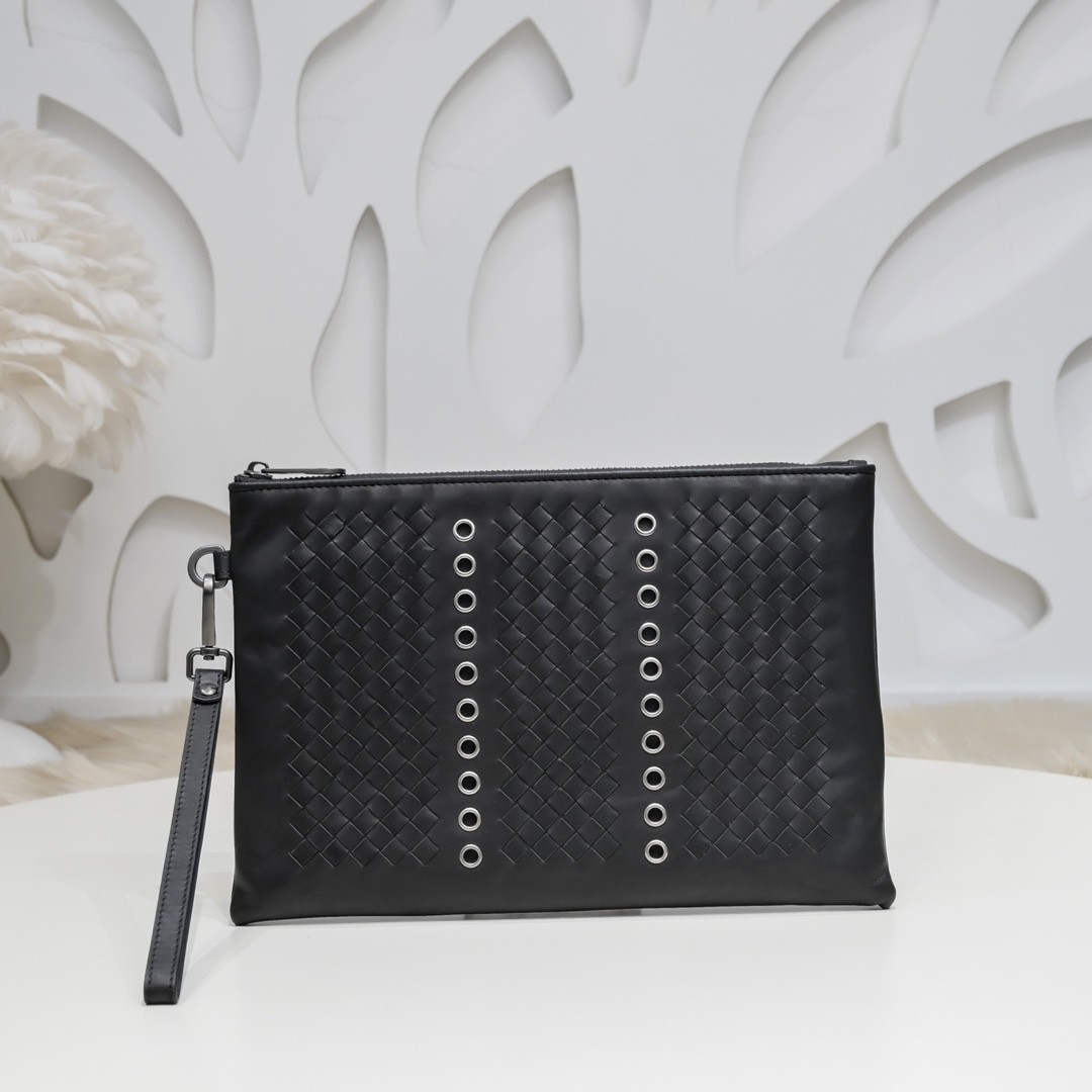 【BOTTEGA VENETA 寶緹嘉】Intrecciato 金屬鉚孔手拿包｜黑色編織 × 工業風設計 × 義式質感