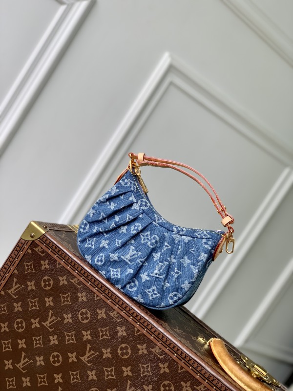 【LOUIS VUITTON 路易威登】Denim Monogram 牛仔腋下包｜褶皺設計 × 皮革肩帶 × 法式復古感