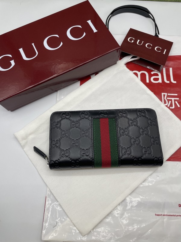 【GUCCI 古馳】雙G壓紋長夾（黑綠紅條）｜經典皮革壓紋、綠紅織帶裝飾、全拉鍊收納設計