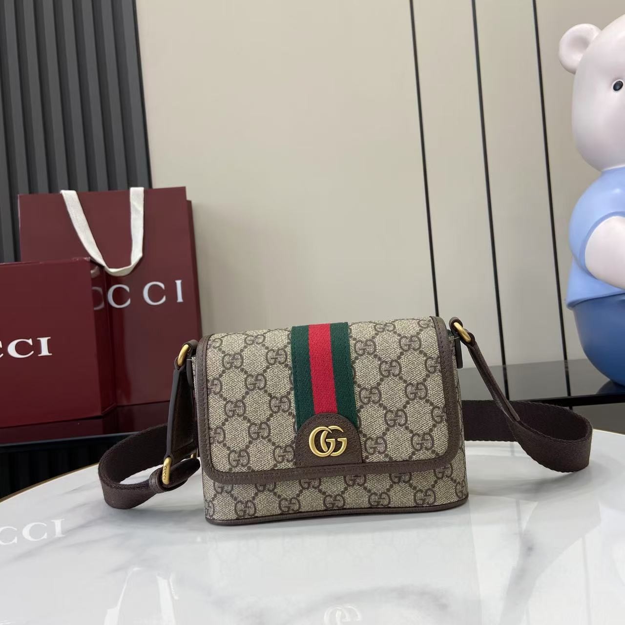 【GUCCI 古馳】Ophidia GG 老花迷你斜背包｜經典紅綠織帶 × 雙G金扣 × 復古帆布拼皮設計