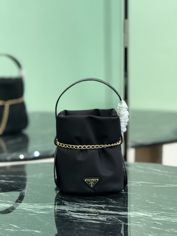 【PRADA 普拉達】Re-Nylon 鍊條水桶包｜金鍊裝飾 × 三角Logo × 都會簡約黑色