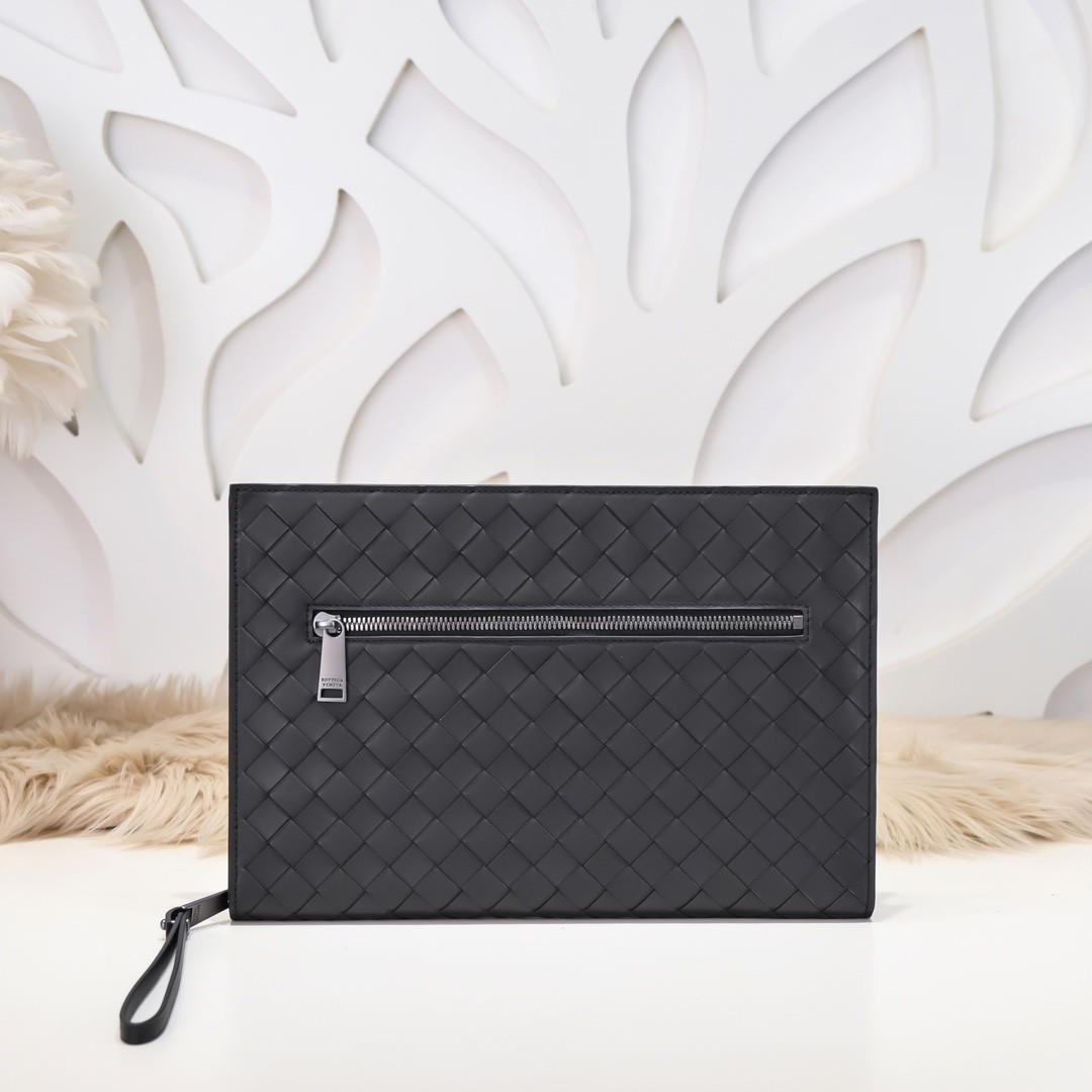 【BOTTEGA VENETA 寶緹嘉】Intrecciato 編織拉鍊手拿包｜霧黑牛皮 × 前袋設計 × 商務休閒百搭款