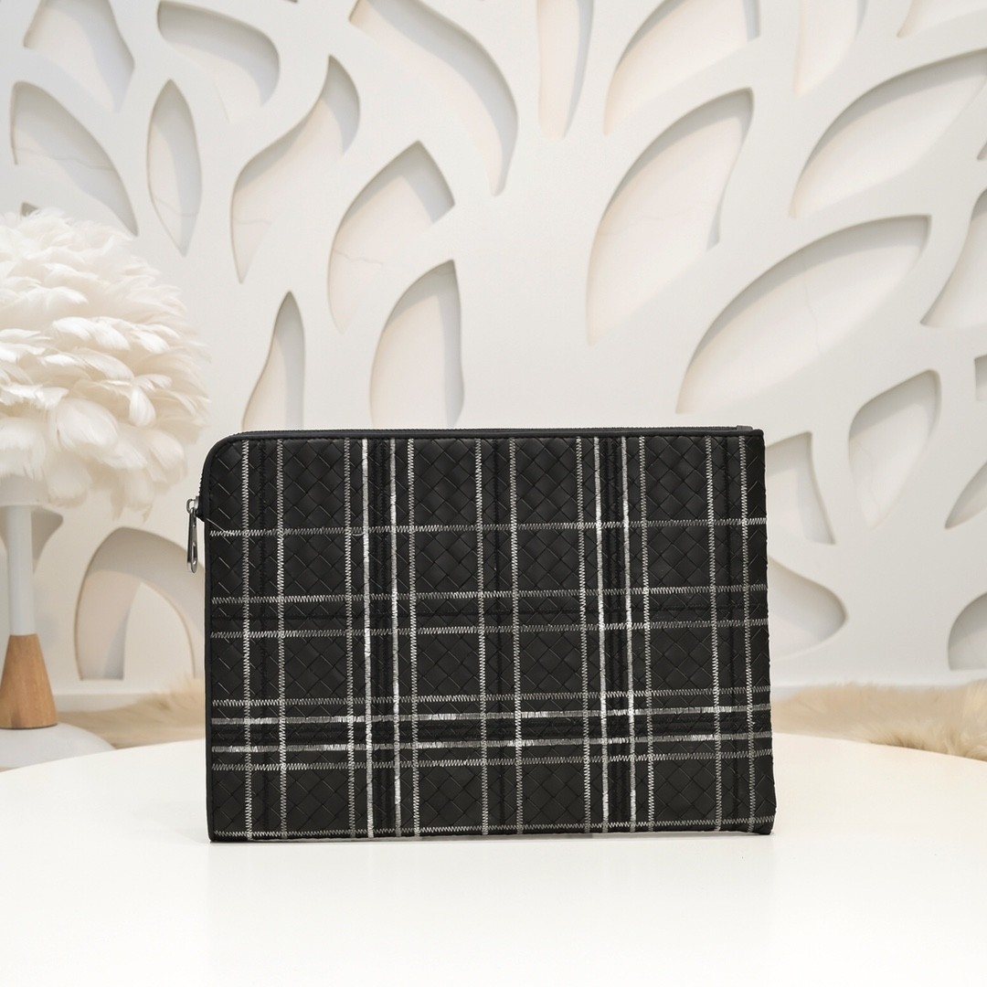 【BOTTEGA VENETA 寶緹嘉】Intrecciato 格紋刺繡手拿包｜黑白交織 × 義式工藝 × 都會精品