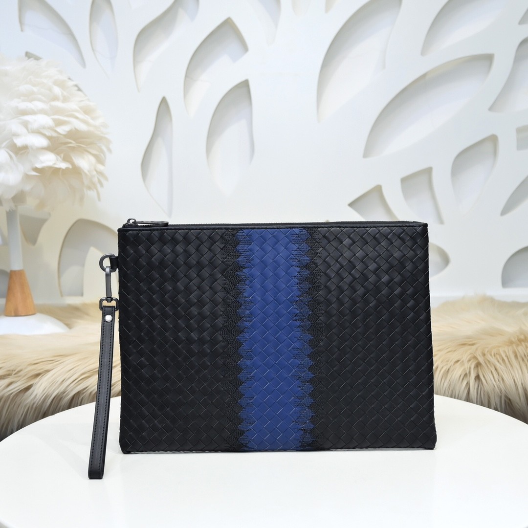 【BOTTEGA VENETA 寶緹嘉】Intrecciato 藍黑拼接手拿包｜經典編織 × 立體條紋 × 商務時尚風