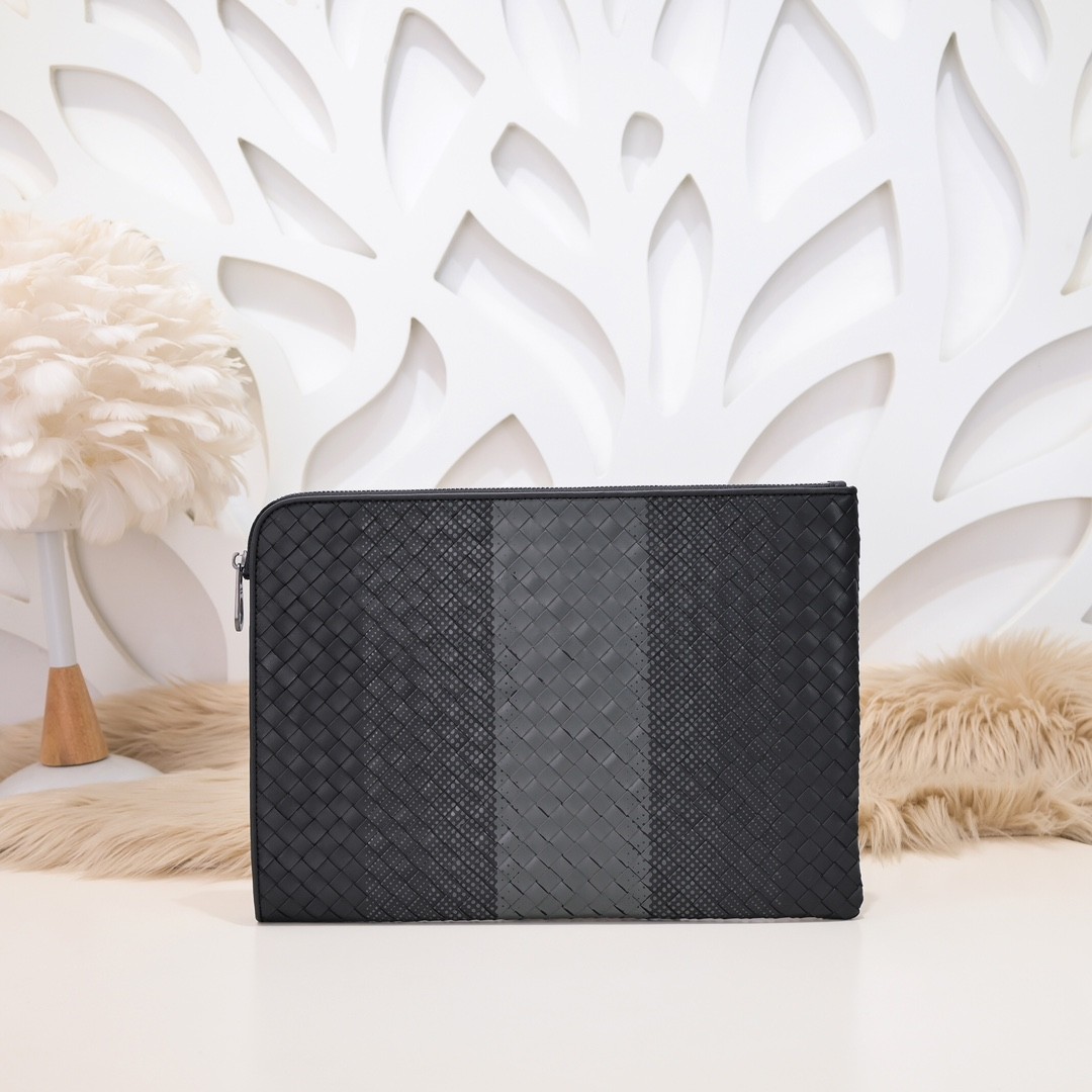 【BOTTEGA VENETA 寶緹嘉】Intrecciato 灰黑漸層手拿包｜霧面拼色 × 編織皮革 × 義式極簡風