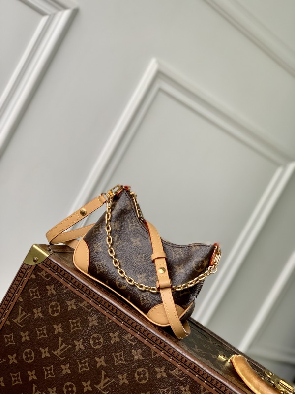 【LOUIS VUITTON 路易威登】Loop Monogram 金鏈腋下包｜經典老花 × 金屬鏈條 × 法式復古感