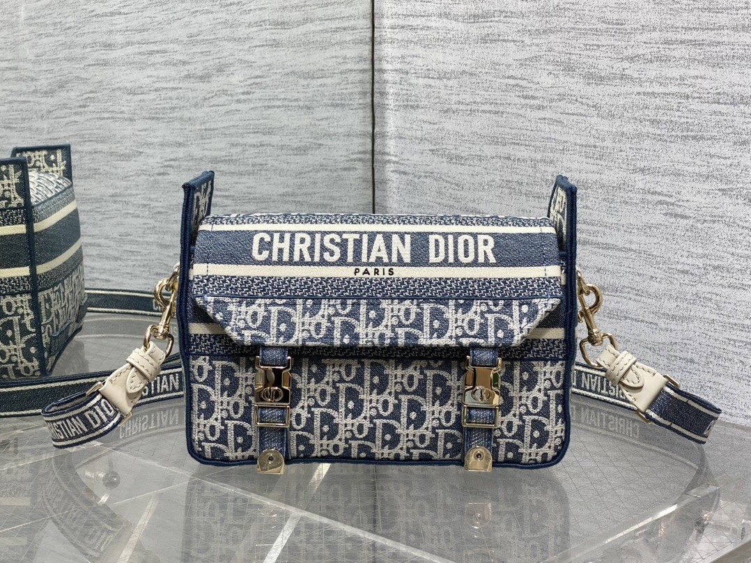 【DIOR】Book Satchel 斜背書包｜Oblique 老花 × 海軍藍 × 金屬釦細節