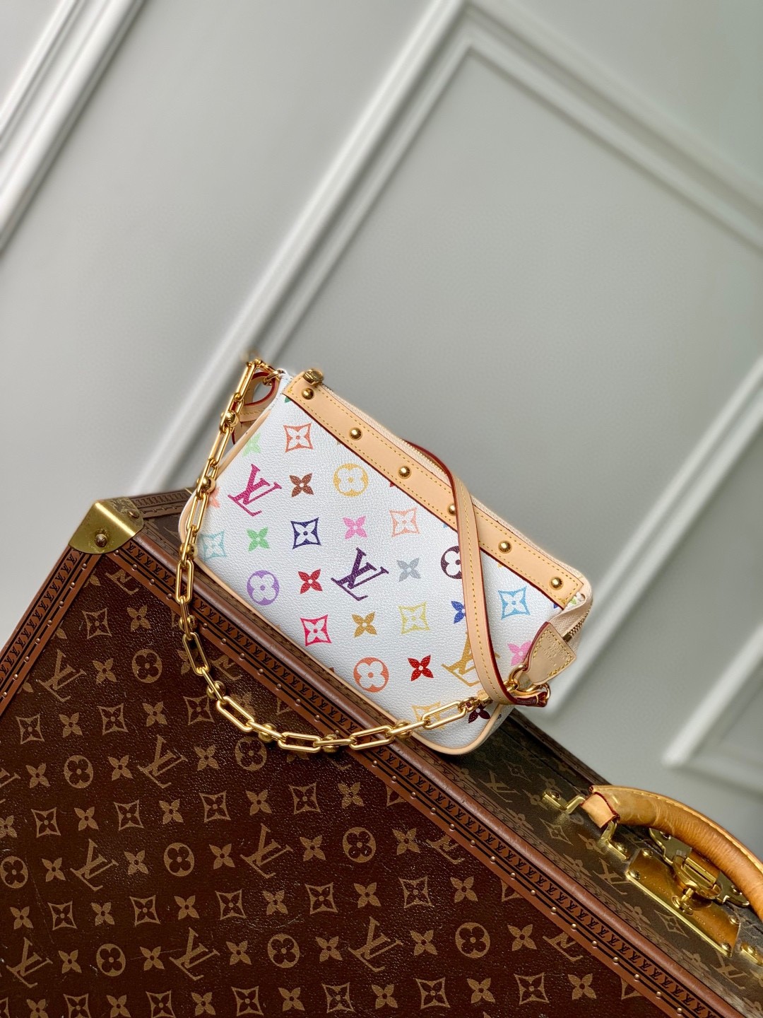 【LOUIS VUITTON × 村上隆】聯名設計 白底彩色 Monogram Pochette｜金鍊肩帶 × 經典復刻 × 甜酷名媛包