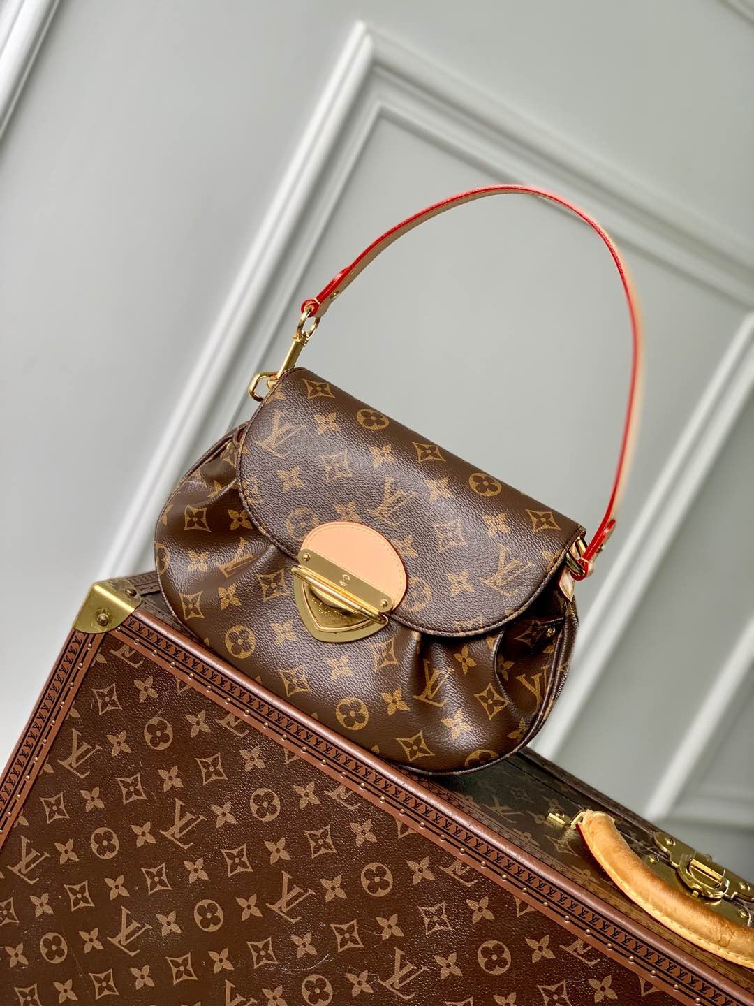【LOUIS VUITTON 路易威登】Vavin Monogram 金扣肩背包｜圓弧翻蓋 × 老花帆布 × 優雅復古風