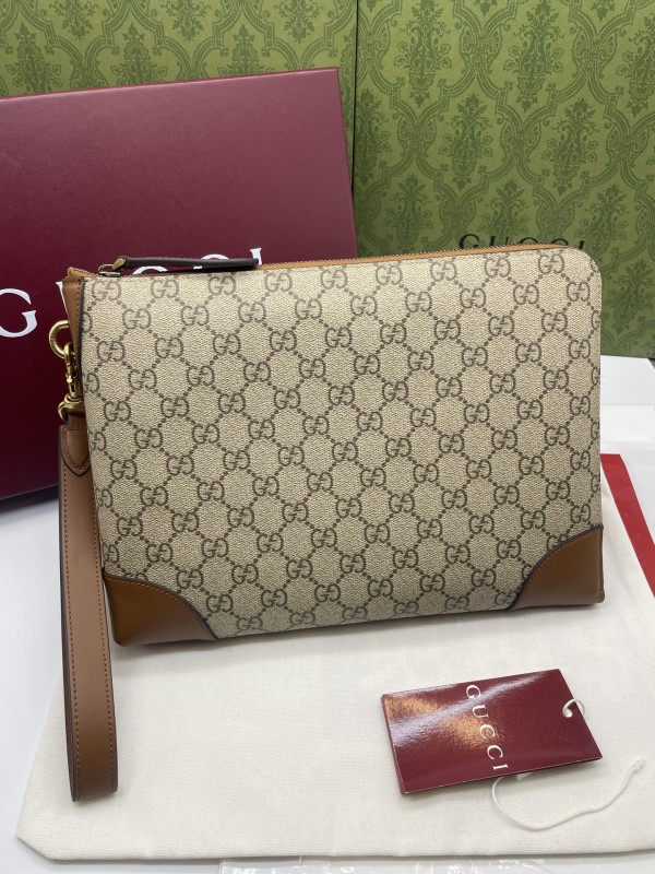 【GUCCI 古馳】GG Supreme 卡其焦糖拼皮手拿包｜經典雙G帆布 × 焦糖皮飾邊 × 復古質感風
