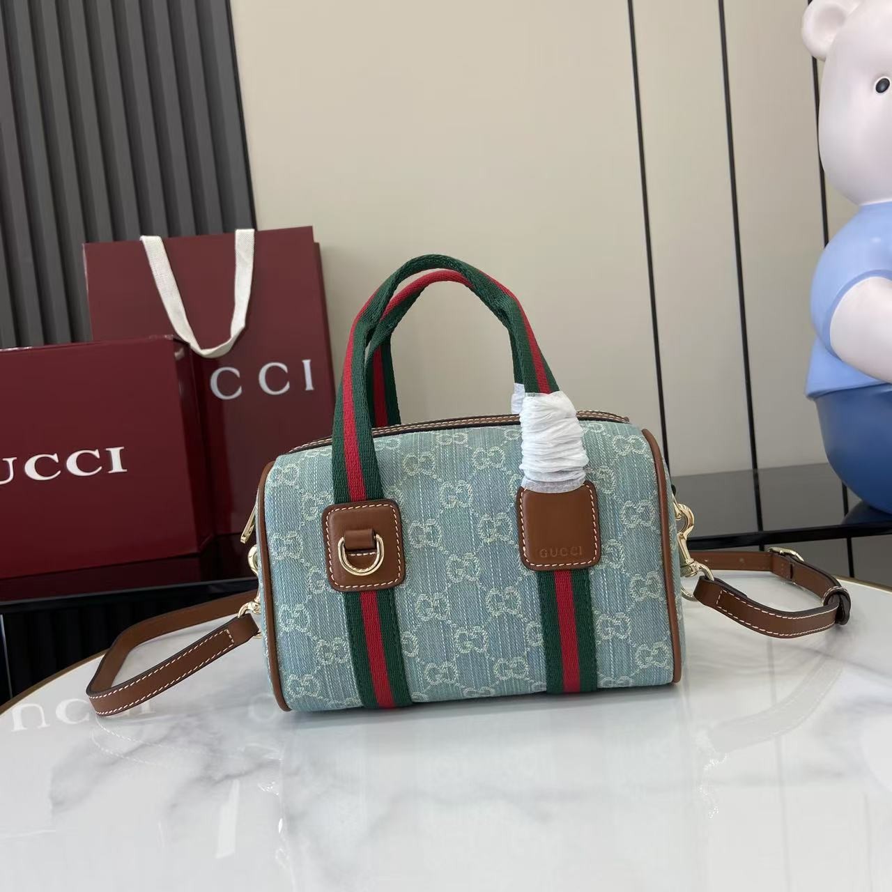 【GUCCI 古馳】Ophidia GG Denim Mini 波士頓包｜經典紅綠織帶 × 牛仔藍帆布 × 復古小圓筒